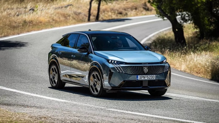Δοκιμάζουμε το Peugeot E-3008 με τα 700 km αυτονομίας - Πόσο κοστίζει;
