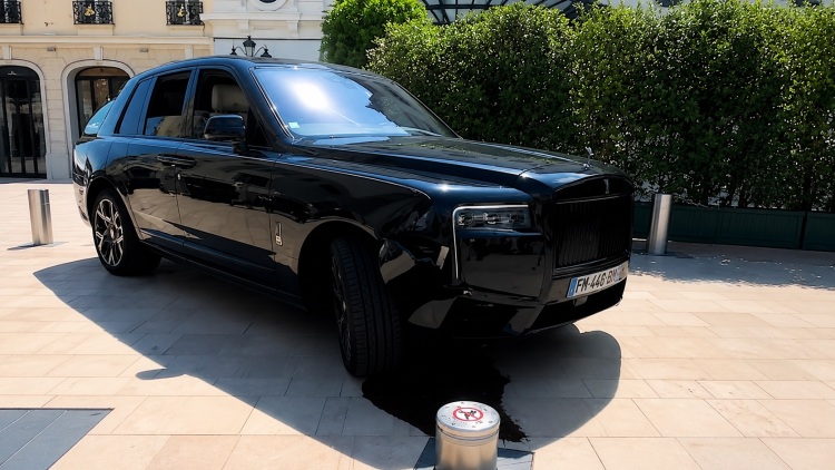 Video: Χτύπησε λίγο την Rolls-Royce του στο κολωνάκι και έκανε ζημιά 45 χιλιάδων ευρώ