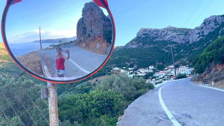 «Το χωριό μου είναι το πιο όμορφο, είναι ο δικός μου μικρόκοσμος»: Τα Βελανίδια Λακωνίας της Αναστασίας Μουτσάτσου