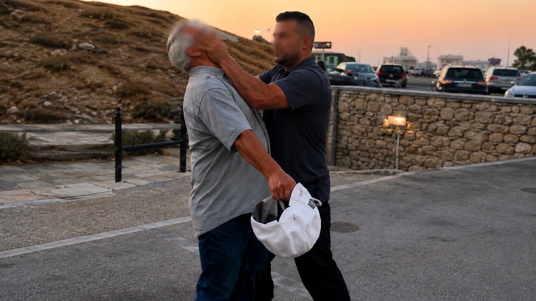 Πάρος: Τι ποινές αντιμετωπίζει ο οδηγός ταξί που γρονθοκόπησε τον ηλικιωμένο