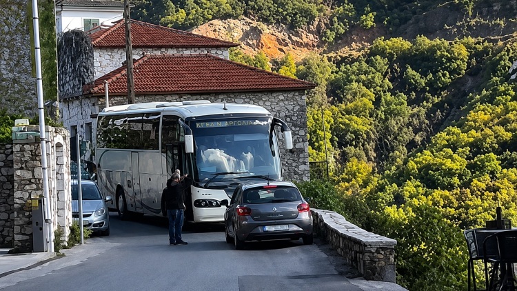 Δεν χωρούσαν αυτοκίνητο και λεωφορείο – Η όπισθεν που έγινε viral στην Ελλάδα και ποιός πληρώνει