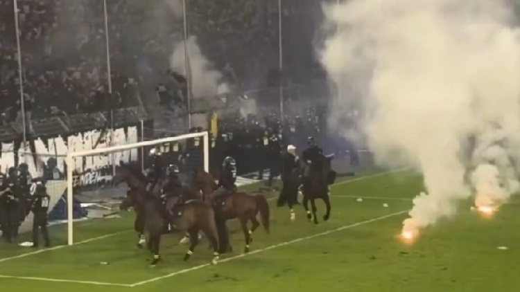 Χάος και διακοπή στο Κύπελλο Γερμανίας λόγω επεισοδίων: Έφιππη αστυνομία στο γήπεδο