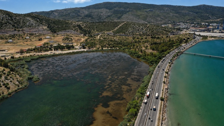 Αττική: Η άγνωστη αρχαία λίμνη από την οποία περνάνε κάθε μέρα χιλιάδες οδηγοί