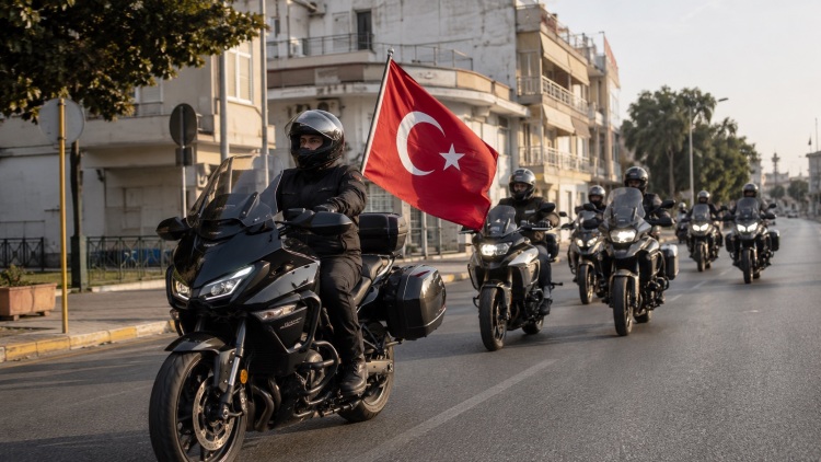 Κομοτηνή: Mοτοσικλετιστές προκάλεσαν με τουρκικά εμβατήρια και σήμα των «Γκρίζων Λύκων» (video)