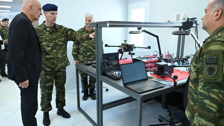 Νέα εποχή για τις Ένοπλες Δυνάμεις: 5.000 drones η ετήσια παραγωγική δυνατότητα, 15.000 από τον Δεκέμβριο λέει ο Δένδιας