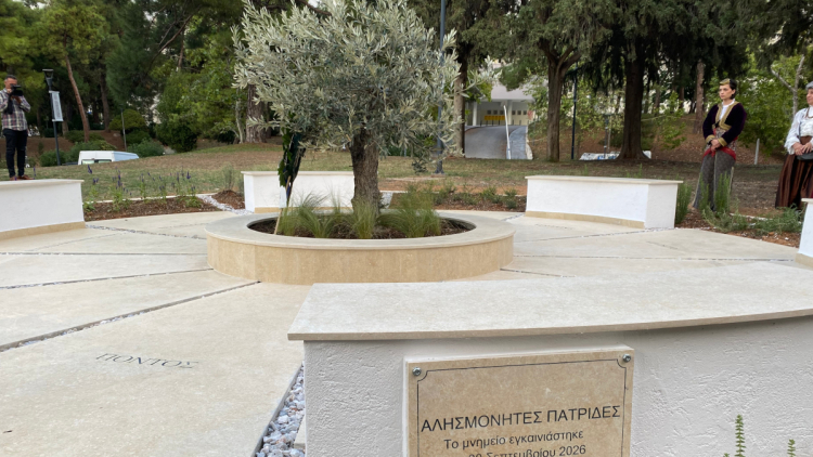 Εγκαινιάστηκε μνημείο για τους πρόσφυγες του 1922 στο ΑΠΘ: Η ιστορική μνήμη δεν πρέπει να περιορίζεται στα βιβλία, λέει ο πρύτανης