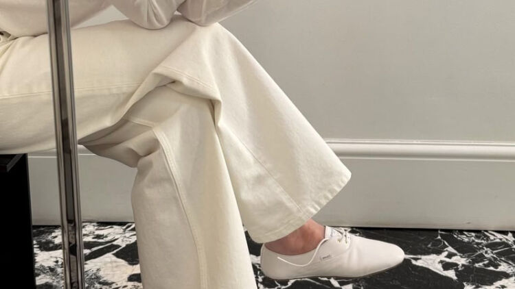 Derby shoes: Η τάση στα φλατ παπούτσια που συνδυάζει άνεση και κομψότητα
