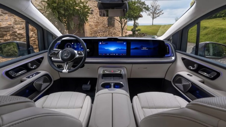 Βίντεο: Πιτσιρικάς τράκαρε Mercedes μέσα στην Έκθεση αυτοκινήτου