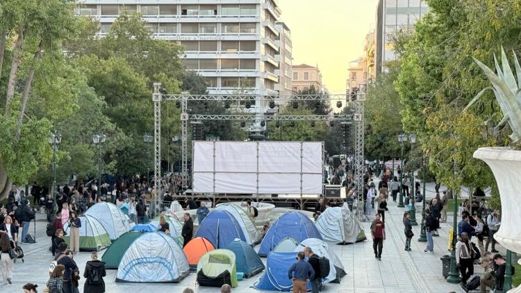Φοιτητές στήνουν ξανά σκηνές στο Σύνταγμα, δείτε βίντεο και φωτογραφίες
