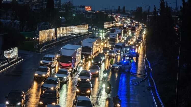 Μποτιλιάρισμα στην άνοδο του Κηφισού λόγω τροχαίου: Αυτοκίνητο έπεσε σε κολώνα ηλεκτροφωτισμού στο ύψος της Λιοσίων