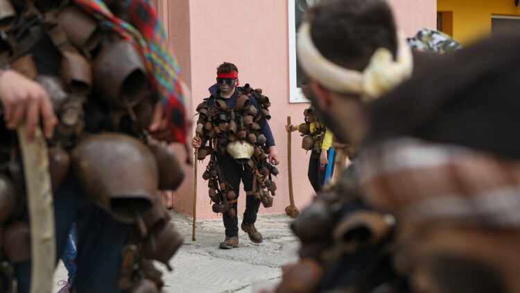Οι «Κουδουνάτοι»: Ένα διονυσιακό έθιμο της Αποκριάς στον Μεσότοπο Λέσβου