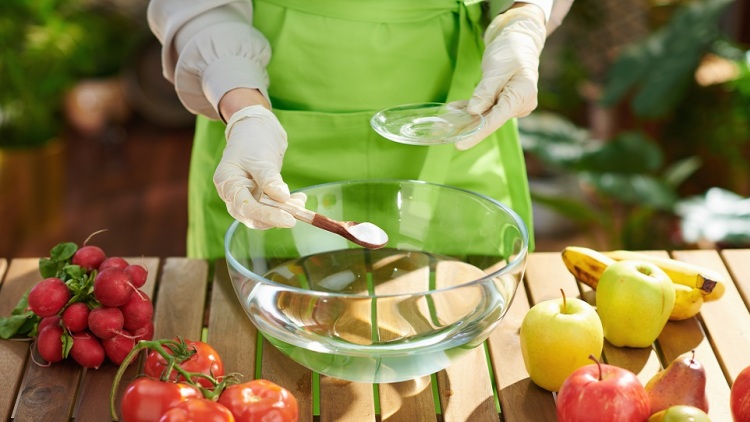 Πρέπει να πλένετε με μαγειρική σόδα τα φρούτα και τα λαχανικά;