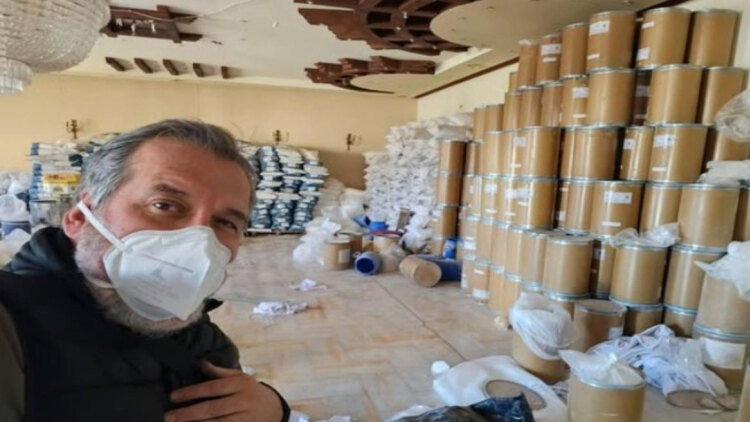 Απρόοπτο για τον ρεπόρτερ του ΣΚΑΪ στη Συρία: Μπήκε στο εργοστάσιο των Captagon και τον... έπιασαν τα ντουμάνια