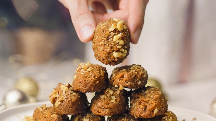 Η καλύτερη συνταγή για μελομακάρονα, δείτε τα υλικά και βήμα - βήμα πώς να φτιάξετε τα γλυκά