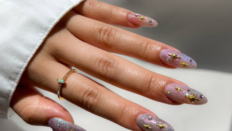 Τα πιο ωραία μανικιούρ με χρυσές λεπτομέρειες για τις εορταστικές εξόδους