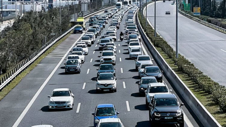  Απροσπέλαστη η Αττική Οδός, έπεσε τσιμέντο στον δρόμο -  Τεράστιες καθυστερήσεις στην Κηφισίας, στο κόκκινο ο Κηφισός