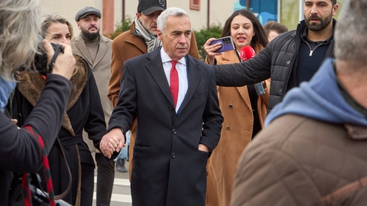  Δείτε βίντεο: Επιχείρηση της αστυνομίας για τη σύλληψη του ακροδεξιού πρώην υποψήφιου προέδρου της Ρουμανίας, Καλίν Τζορτζέσκου