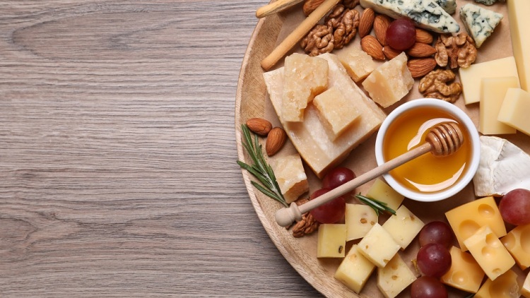 Τυρί και μέλι: Τι κρύβεται πίσω από τον πιο νόστιμο συνδυασμό και πώς να τον πετύχετε