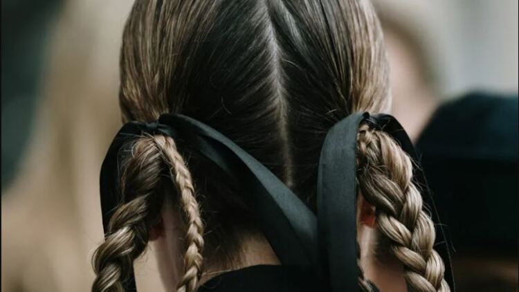 Δέκα χτενίσματα που θα σας σώσουν τις μέρες που δεν προλαβαίνετε να λουστείτε