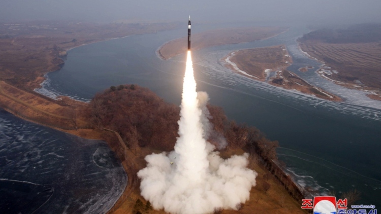 Βαλλιστικό πύραυλο προς τη Θάλασσα της Ιαπωνίας εκτόξευσε η Βόρεια Κορέα
