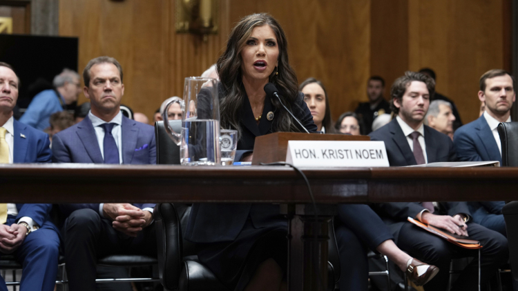 Η Μινεσότα μήνυσε την υπουργό Εσωτερικής Ασφάλειας για τις επιχειρήσεις καταστολής της μετανάστευσης 