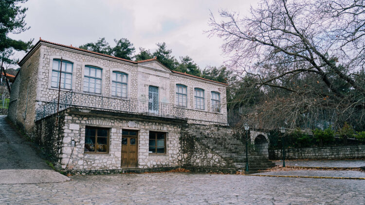 Ο παραδοσιακός οικισμός της Αρκαδίας με τις πετρόχτιστες βρύσες και την αμφιθεατρική θέα