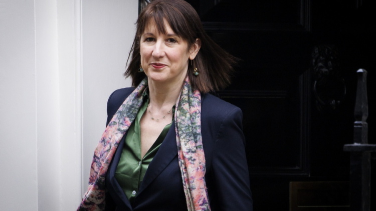 Η Βρετανίδα υπουργός Οικονομικών δηλώνει οργισμένη για την στρατηγική του Τραμπ στο Ιράν