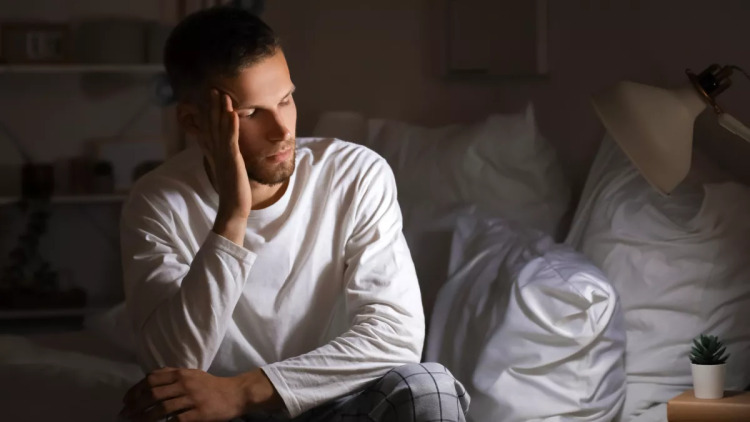 Ξυπνάτε μέσα στη νύχτα και δεν σας κολλάει ύπνος; Ένας νευροεπιστήμονας προτείνει 3 σίγουρες κινήσεις για να κοιμηθείτε