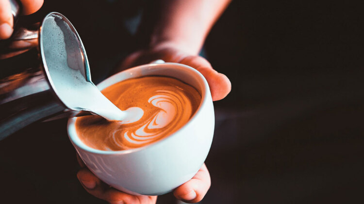 Τι βάζουμε στον καφέ μας; 7 τρόποι να τον κάνουμε λίγο πιο υγιεινό