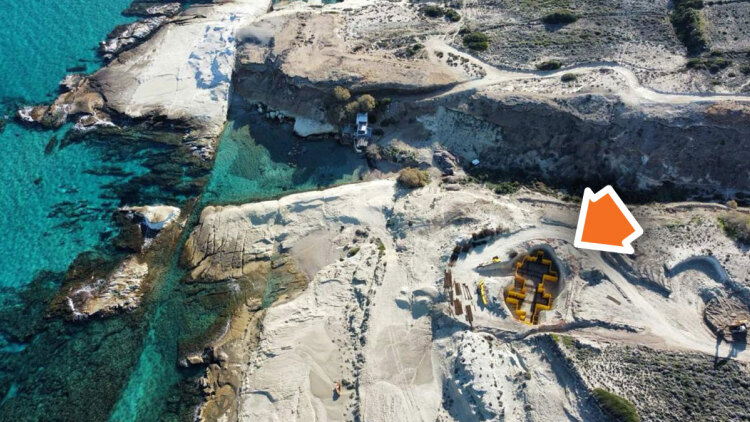 Διορία ενός μήνα για πλήρη αποκατάσταση του χώρου έδωσε το ΥΠΕΝ στην εταιρεία που έσκαψε το Σαρακήνικο για να χτίσει το 5στερο ξενοδοχείο έκτρωμα