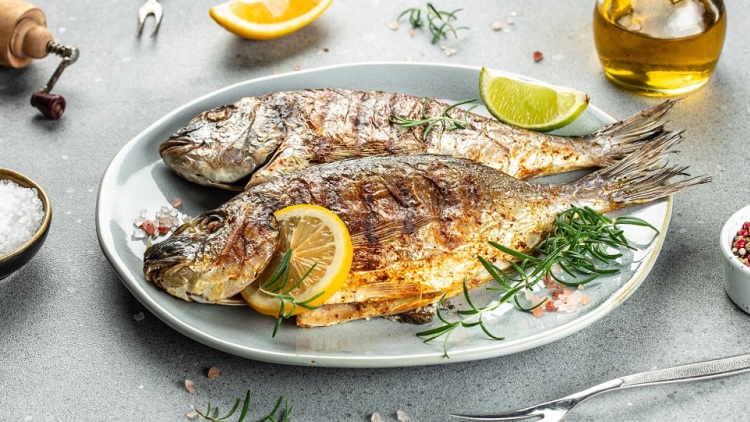 Μυρωδιά ψαριού στην κουζίνα; 4 τρόποι να την αντιμετωπίσετε αποτελεσματικά