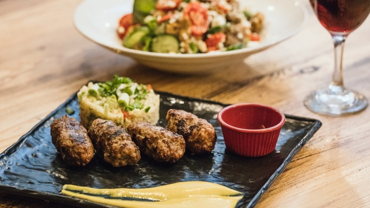 Τα σωστά σουτζουκάκια: Πού δοκιμάσαμε απ' τα καλύτερα της Θεσσαλονίκης