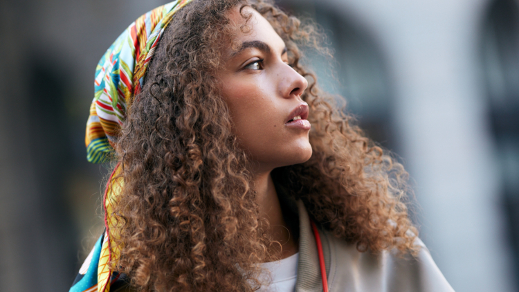 Οι εννέα βιταμίνες που χαρίζουν πιο δυνατά και υγιή μαλλιά