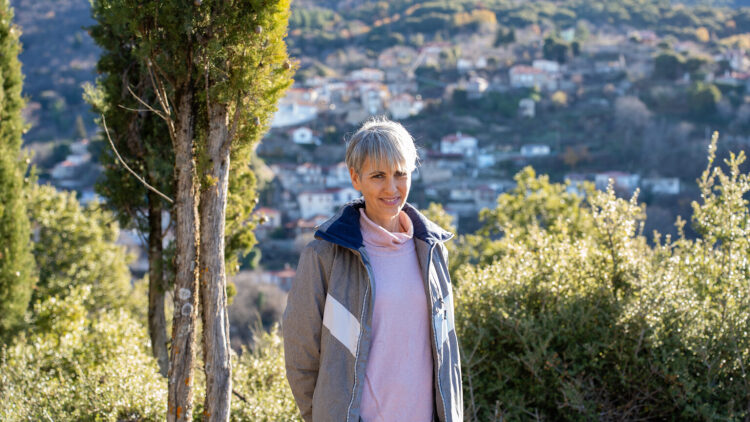 Καναδάς-Πειραιάς-Καρυές Λακωνίας: Η Βούλα εξηγεί γιατί αποφάσισε να ζήσει στο χωριό του παππού της