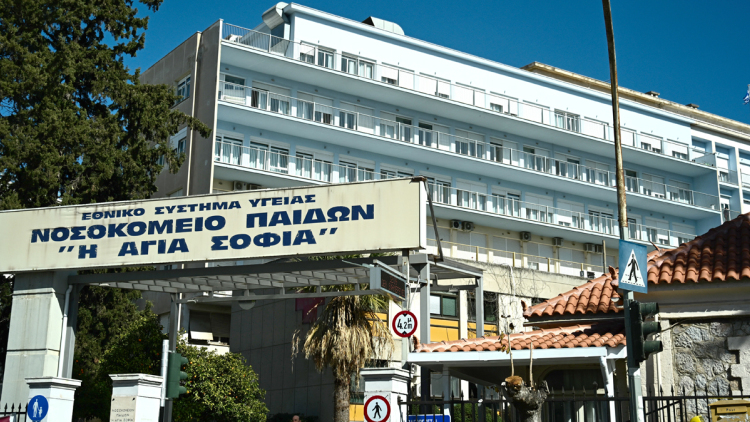 Το συγκινητικό «ευχαριστώ» του πατέρα της 12χρονης που διαγνώστηκε με όγκο ενώ έκανε διακοπές στην Ελλάδα: Θα είμαστε ευγνώμονες στο ΕΣΥ για όλη μας τη ζωή