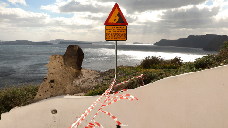 Τι θα γίνει σε περίπτωση ενεργοποίησης του ηφαιστείου του Κολούμπο: Οι πιθανότητες για τσουνάμι στη Σαντορίνη και οι χρόνοι αντίδρασης
