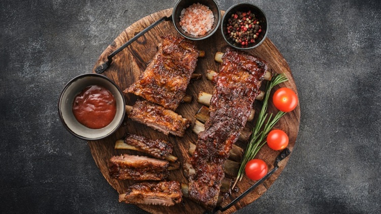 Τα μυστικά του BBQ της Τσικνοπέμπτης για τέλειο ψήσιμο σε κάθε κρέας