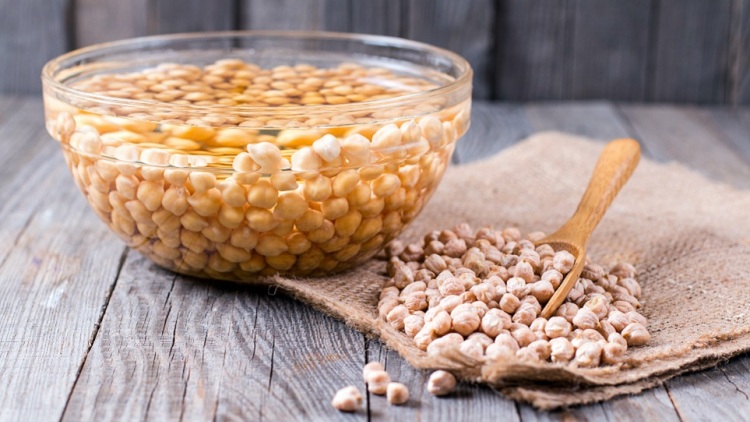 Δεν προλαβαίνετε να μουλιάσετε τα όσπρια; Έτσι θα μαλακώσουν σε 1 ώρα!