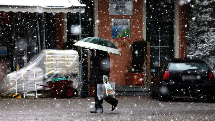 Καιρός: Βουτιά της θερμοκρασίας έως και 10 βαθμούς από σήμερα μέχρι και την Τρίτη, πού θα χιονίσει
