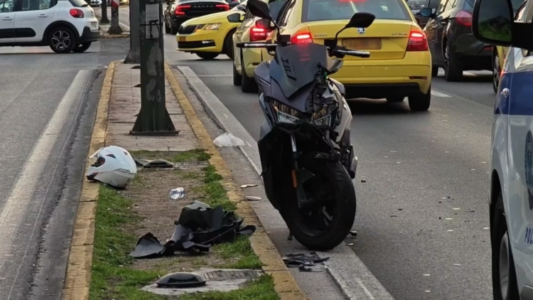 Μποτιλιάρισμα στη Βασιλίσσης Σοφίας στο ρεύμα προς Σύνταγμα μετά από τροχαίο φορτηγού με μοτοσικλέτα