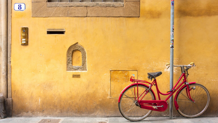Στάση στα παράθυρα του κρασιού της Φλωρεντίας: Μια μακρόχρονη παράδοση που παραμένει ολοζώντανη
