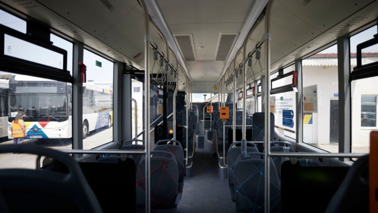 Ελεύθερος ο οδηγός λεωφορείου που αγνόησε κατεβασμένες μπάρες σε σιδηροδρομική διάβαση στη Θεσσαλονίκη