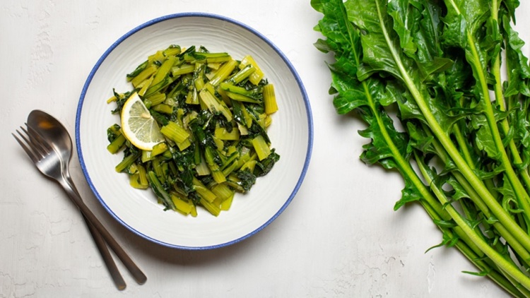 Τα λαχανευόμενα χόρτα της Ελλάδας: Ένας γαστρονομικός και διατροφικός θησαυρός