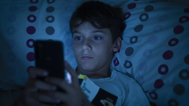 Κίνδυνος μανίας και διπολικής διαταραχής για τα 10χρονα που «πέφτουν με τα μούτρα» στις οθόνες