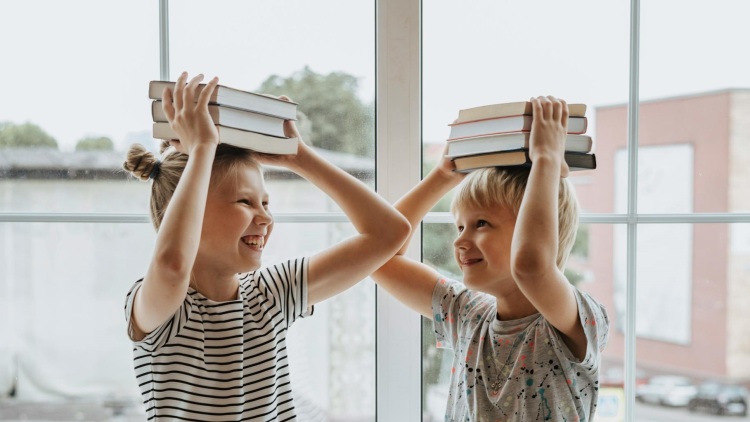 Αφήνουν ακόμα οι γονείς πιο ελεύθερα τα αγόρια από τα κορίτσια;