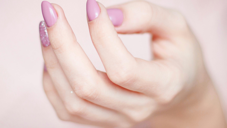 Πώς θα ενδυναμώσετε τα νύχια σας εάν σπάνε εύκολα