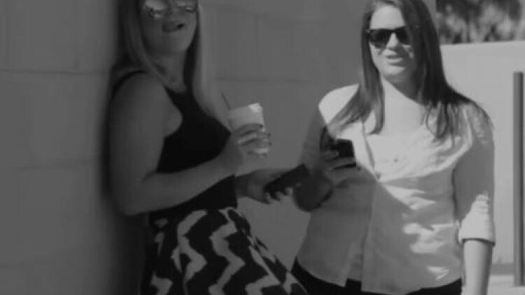 Τι θα συνέβαινε αν οι γυναίκες έκαναν καμάκι στον δρόμο στους άντρες; «Τι έχεις κάτω από αυτή την μπλούζα, γλύκα;»