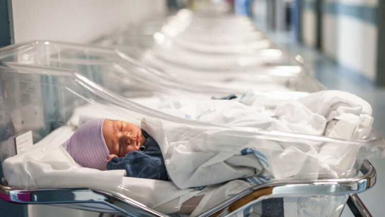 Επίδομα γέννησης έως €3.000: Δήμοι στην Ελλάδα θα ξεκινήσουν τη χορήγηση
