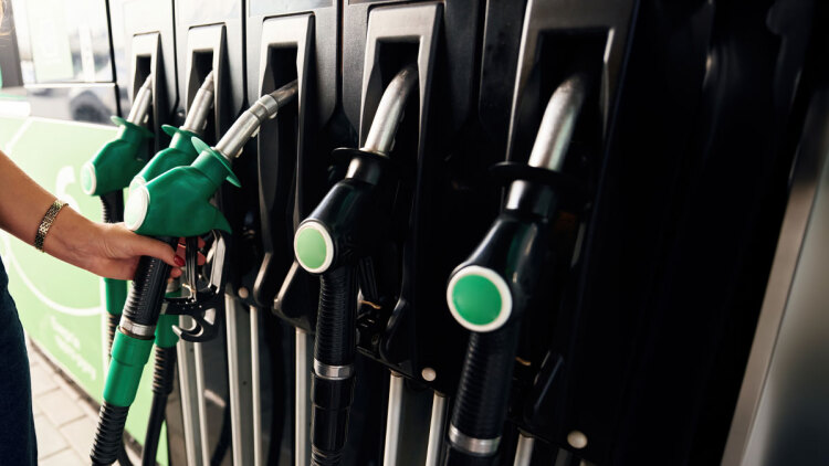 Η Μόσχα σταματά τις εξαγωγές βενζίνης από 1η Απριλίου, προσπάθεια να συγκρατηθούν οι τιμές