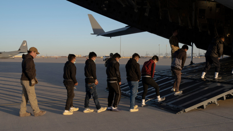 Αρχίζουν ξανά οι πτήσεις μεταφοράς στην Κολομβία μεταναστών που απέλασαν οι ΗΠΑ
